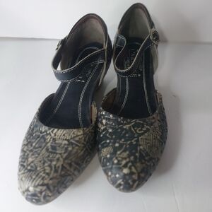 L'ATISTE Black and Cream Patterned Flats